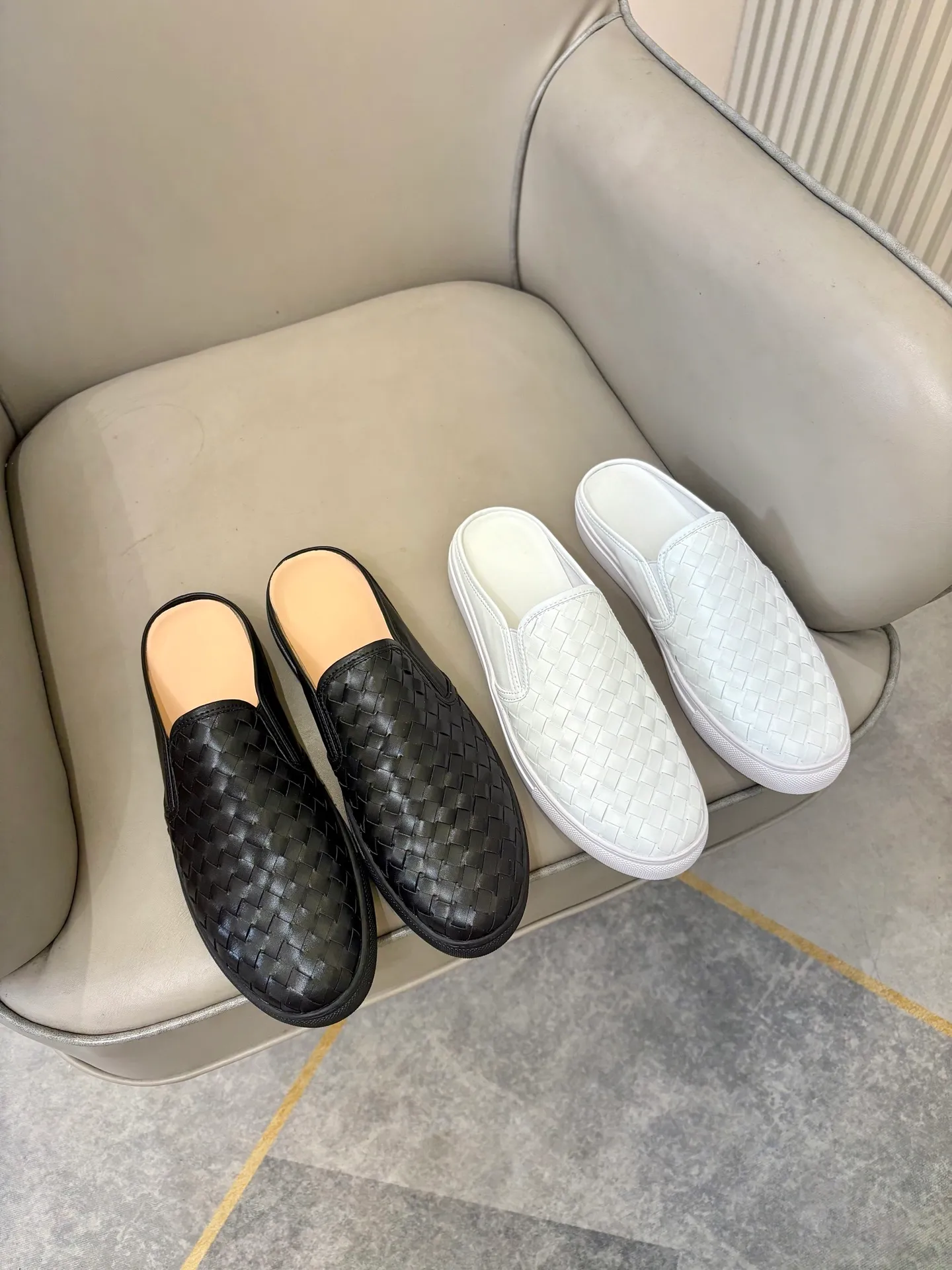 P380 BV men's casual half-drag👞. Handsome and versatile low-top shoes, woven cowhide upper, pigskin lining for the feet, 🌺🌺perfect shoe last, 🌲🌲 fashionable and handsome, comfortable on the feet, 🚗🚗wear-resistant and non-slip rubber outsole. Code number: 38-44. 45 is custom-made and cannot be returned or exchanged